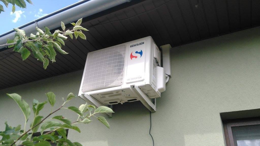 Instalace venkovní klimatizační jednotky Sinclair na rodinném domě