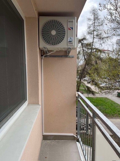 Byt — venkovní jednotka Sinclair instalovaná na balkóně